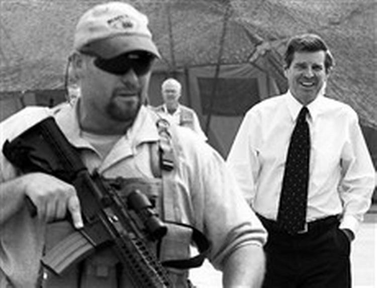 Den amerikanske administrator, Paul Bremer, går på skærmen hver torsdag og fredag med budskab til irakerne om, hvad der foregår i deres land. Det minder dem om den tidligere diktator Saddam Husseins faste tv-optrædner. - Foto 