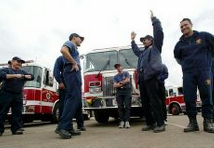 Californiske brandmænd før endnu en dag med slukningsarbejde. - Foto: AP 