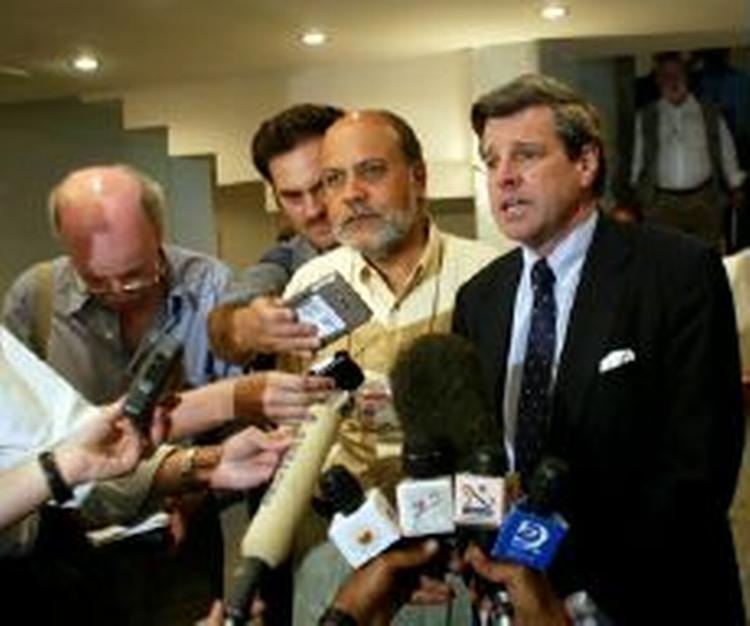 Lederen af FNs mission i Irak Ramiro Lopes da Silva i midten. - Arkivfoto: AP 