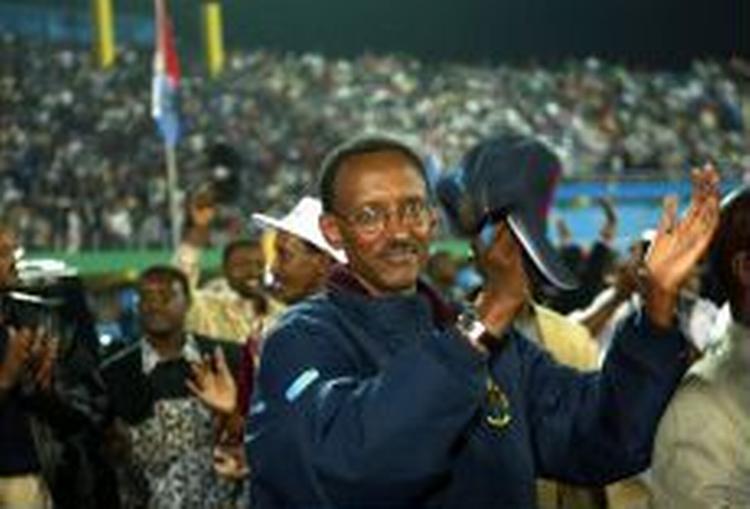 Rwandas nuværende præsident Paul Kagame, leder af RPF-partiet. Her lader han sig hylde efter valgsejren i august. - Foto: AP 