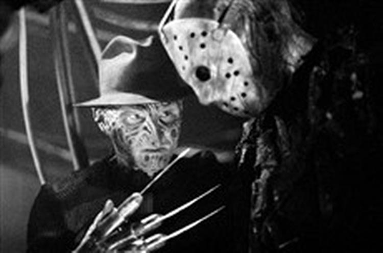 Freddy tænger til transfusion af nye rædselsfantasier, så derfor pudser han sin ishockeymaskerede Jason på de unge liderlige piger. - Foto: SF-Fox Film. 