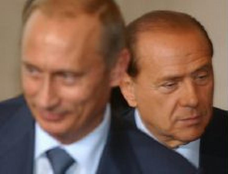 Italiens premierminister Silvio Berlusconi, til højre, vil til enhver tid støtte Ruslands præsident Vladimir Putins, til venstre, håndtering af den blodige blodige konflikt i Tjetjenien. EU undsiger nu Berlusconi. - Foto: AP 