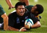 New Zealand's Keven Mealamu i nærkamp. - Foto: AP 