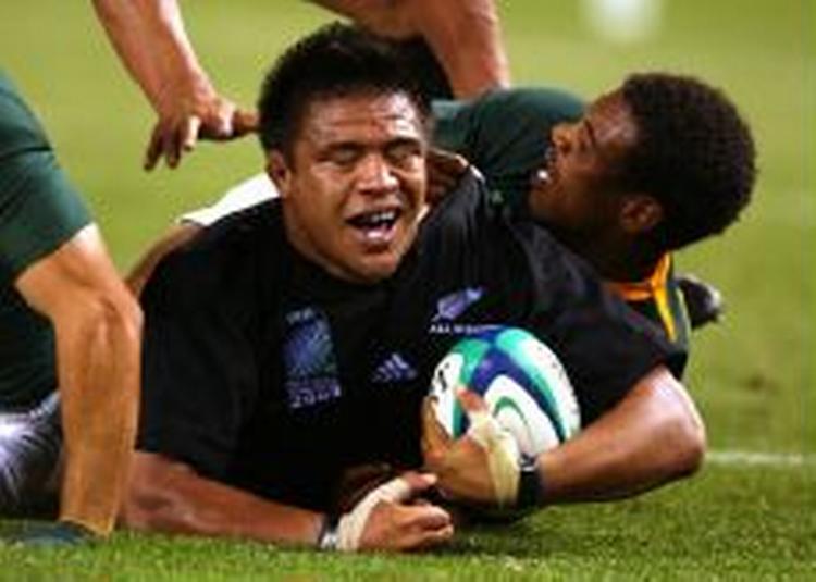 New Zealand's Keven Mealamu i nærkamp. - Foto: AP 