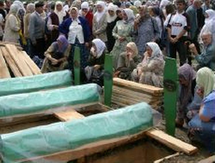 8000 mænd og drenge blev dræbt under massakren i Srebrenica og efterladt i massegrave. Arkivfoto: AP 
