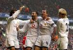 Ryan Giggs fejrer her det ene af sine to mål i kampen mod Liverpool. - Foto: AP 