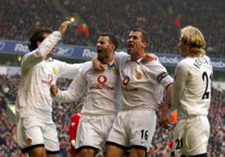 Ryan Giggs fejrer her det ene af sine to mål i kampen mod Liverpool. - Foto: AP 