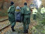 Mange demonstranter måtte fjernes fra skinnerne. - Foto: AP 