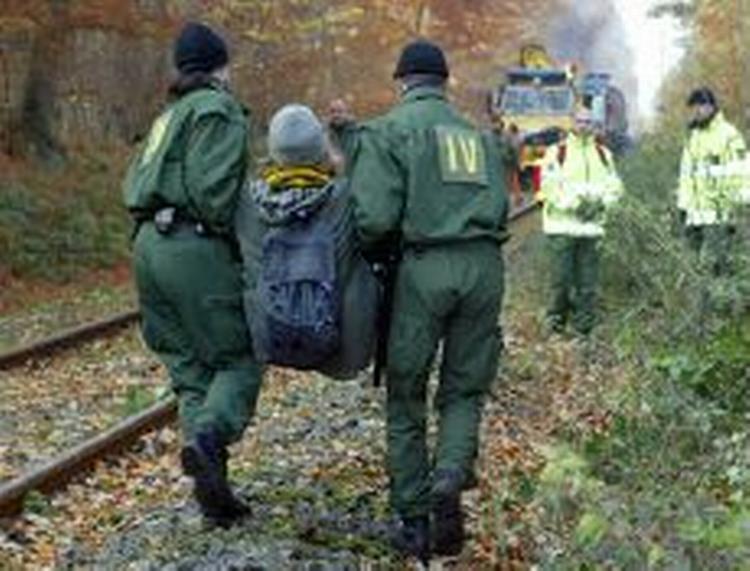 Mange demonstranter måtte fjernes fra skinnerne. - Foto: AP 