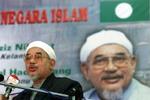 Lederen af PAS, Abdul Hadi Awang, fremlægger planerne for at indføre en islamisk stat. - Foto: AP 