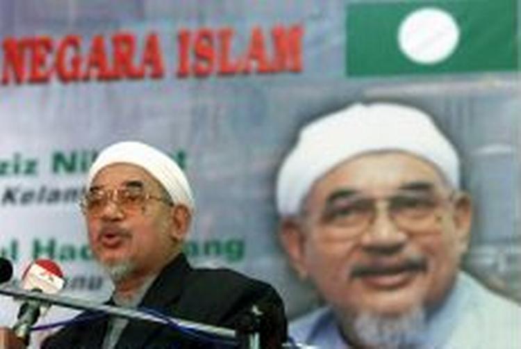 Lederen af PAS, Abdul Hadi Awang, fremlægger planerne for at indføre en islamisk stat. - Foto: AP 