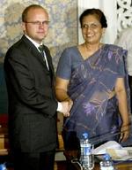 Norges viceudenrigsminister (tv), der mægler i konflikten, hilser på Sri Lankas præsident. -Foto: AP 