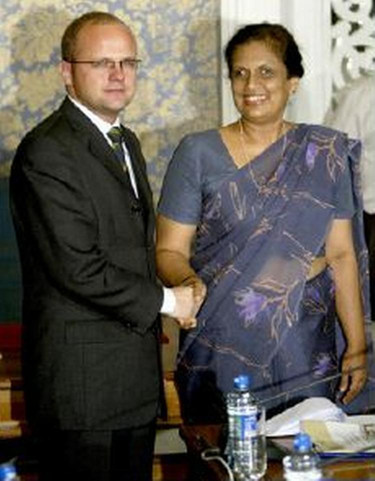 Norges viceudenrigsminister (tv), der mægler i konflikten, hilser på Sri Lankas præsident. -Foto: AP 