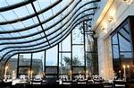 Skovshoved Hotels nye ejere har skabt et hyggeligt og travlt brasserie i de gamle lokaler. Den smukke gamle terrasse med det svungne glastag er stadig bevaret. - Foto: Miriam Dalsgaard. 