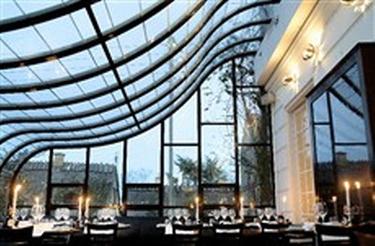 Skovshoved Hotels nye ejere har skabt et hyggeligt og travlt brasserie i de gamle lokaler. Den smukke gamle terrasse med det svungne glastag er stadig bevaret. - Foto: Miriam Dalsgaard. 