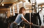 Nicole Kidman er, som proletarpigen Faunia, aldrig set spille bedre, slidt og dog yndefuld, for første gang helt uden selvkælen beregning - men hvad vil hun dog med Anthony Hopkins? - Foto: Angel/Scanbox. 
