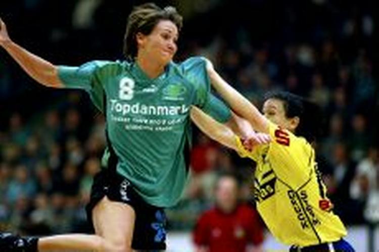 Lotte Kiærskous skade i hånden er ikke helet, og Viborg-playmakeren står foran en operation. - Foto: Claus Bonnerup 