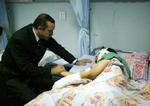 Den tyrkiske premierminister Recep Tayyip Erdogan besøgte søndag en af de sårede på hospitalet. - Foto: AP 