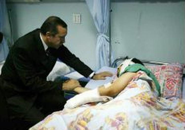 Den tyrkiske premierminister Recep Tayyip Erdogan besøgte søndag en af de sårede på hospitalet. - Foto: AP 