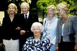 Hr. Møllers tre døtre opererer som redere. Fra venstre Ane McKinney Uggla, Mærsk McKinney Møller, Leise McKinney Møller, Kirsten McKinney Møller og forrest fru Emma McKinney Møller. - Foto: Thomas Borberg 