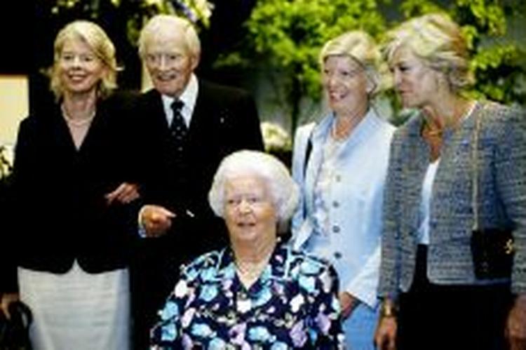 Hr. Møllers tre døtre opererer som redere. Fra venstre Ane McKinney Uggla, Mærsk McKinney Møller, Leise McKinney Møller, Kirsten McKinney Møller og forrest fru Emma McKinney Møller. - Foto: Thomas Borberg 