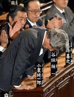 Koizumi bøjer sig og modtager bifald efter valget. - Foto: AP 