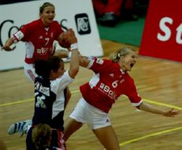 Gitte W. Nielsen, til højre, bliver ikke klar til VM i Krotatien. - Foto: Lars Poulsen 