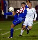 Kroatiske Darijo Srna (tv.) i en nærkamp med Sloveniens Mladen Rudonja. - Foto: AP 