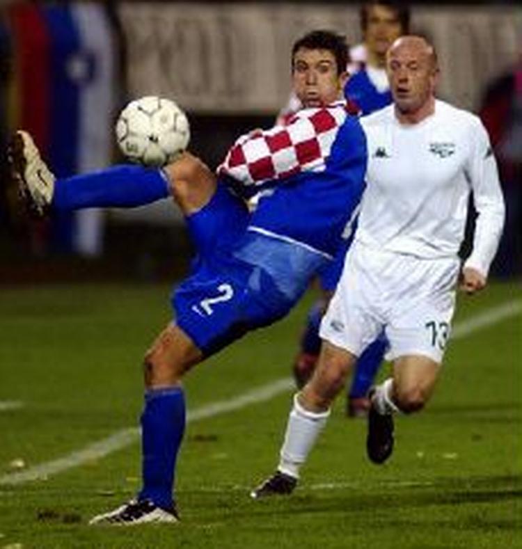 Kroatiske Darijo Srna (tv.) i en nærkamp med Sloveniens Mladen Rudonja. - Foto: AP 