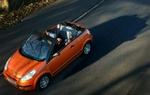 Solen skinner, men det er efterår. Alligevel går det an at køre i Citroën C3 Pluriel med taget nede. Chauffør og passagerer skal dog først lige have fundet vintertøjet frem. Foto: Finn Frandsen 