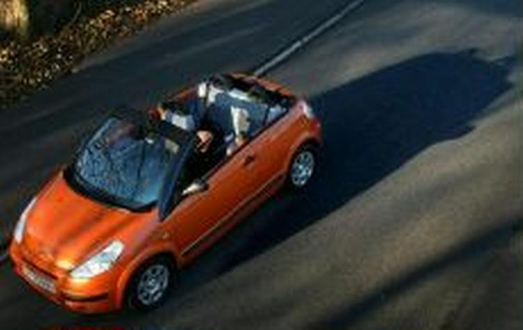 Solen skinner, men det er efterår. Alligevel går det an at køre i Citroën C3 Pluriel med taget nede. Chauffør og passagerer skal dog først lige have fundet vintertøjet frem. Foto: Finn Frandsen 