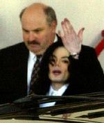 Michael Jackson hilste på de fremmødte pressefolk, da han i går aftes ankom til fængslet i Santa Barbara. Senere blev han løsladt mod en kaution på næsten 19 millioner kroner. - Foto: AP 