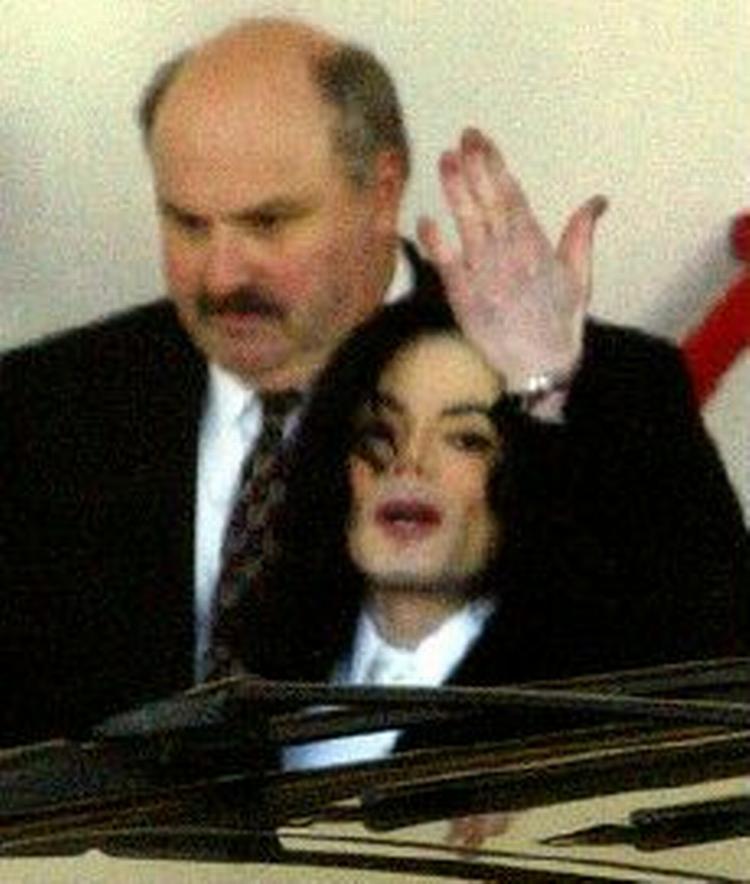 Michael Jackson hilste på de fremmødte pressefolk, da han i går aftes ankom til fængslet i Santa Barbara. Senere blev han løsladt mod en kaution på næsten 19 millioner kroner. - Foto: AP 
