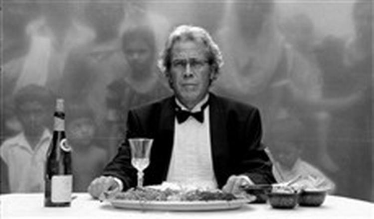 Lars von Trier kan ikke dræbe Jørgen Leths lyst til at lege med, da han bliver sendt til en gade i Bombays mest fattige kvarter og med et mylder af halvnøgne børn som tilskuere indtager Chablis og fisk på sølvfad. 