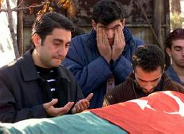 Fredag sørgede tyrkerne over ofre for torsdagens terroranslag i Istanbul. - Foto: AP 