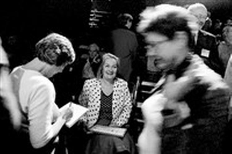 Den glade vinder af debutantprisen, Maria Grønløkke, blev bestormet af journalister efter prisoverrækkelsen. - Foto: Peter Hove Olesen 