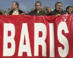 Et banner, der betyder "fred". - Foto: AP 