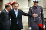 Kun tre dage efter den amerikanske præsidents besøg bliver der atter holdt døre og budt velkommen i London. Den franske præsident Chirac er på besøg. - Foto: AP 