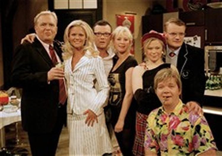 Sidste afsnit af  Langt fra Las Vegas  ruller over tv-skærmen. Casper Christensen (nr. 3 fra venstre) og Frank Hvam (yderst til højre) er dog i gang med en efterfølger, der får premiere i slutningen af 2004 på TV 2 Zulu. 