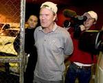 Glen Campbell på vej til arresten. - Foto: AP 