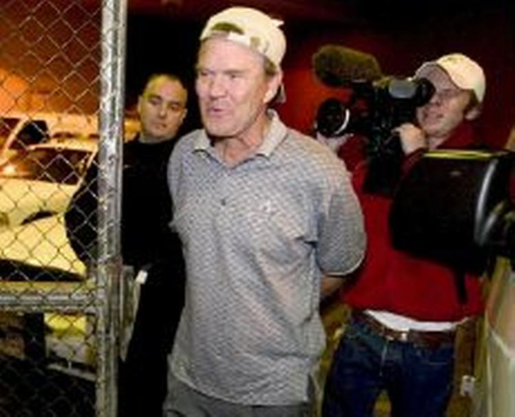 Glen Campbell på vej til arresten. - Foto: AP 