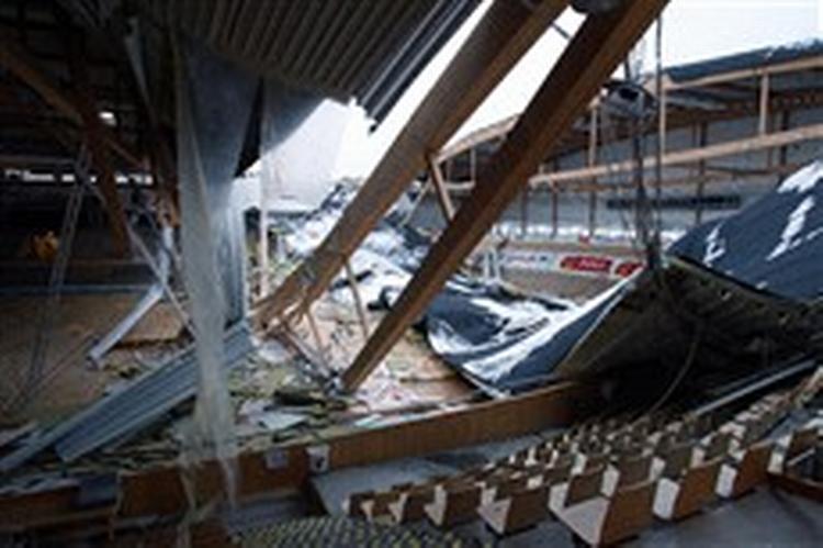 Sådan så Siemens Arena ud efter sammenstyrtningen 3. januar. Nu bygges den op for 30 mio. kr.   Foto: Henrik Schütt 