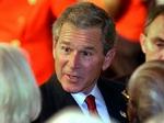 Præsident Bush under et møde med ældre borgere, hvor han fortæller om sundhedsplanen. -Foto: AP 