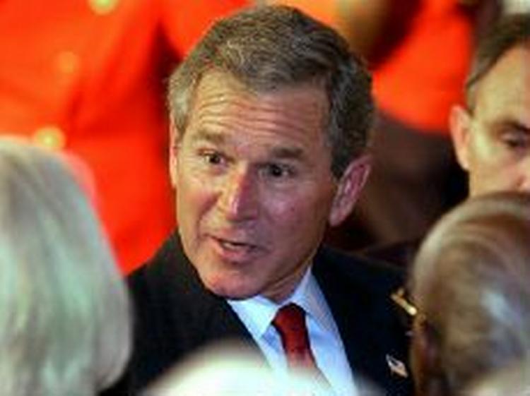Præsident Bush under et møde med ældre borgere, hvor han fortæller om sundhedsplanen. -Foto: AP 