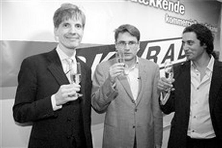 Her er Brian Mikkelsen fanget på åbningsdagen mellem Sky Radios administrerende direktør Kasper Krüger (tv.) og popsangeren Erann DD. I dag er han personligt skuffet over resultatet.   Foto: Anders Hviid 
