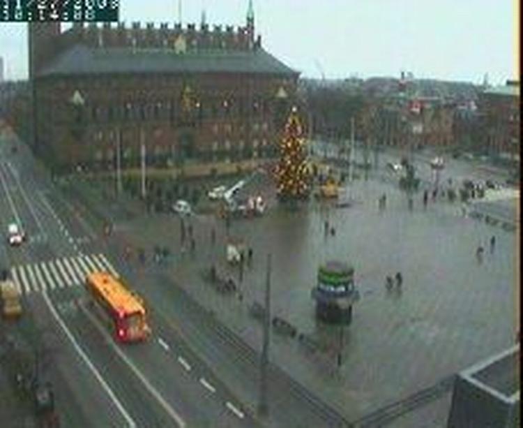 Juletræets enorme lyskæde blev torsdag formiddag testet. -Foto: Politikens webcam 