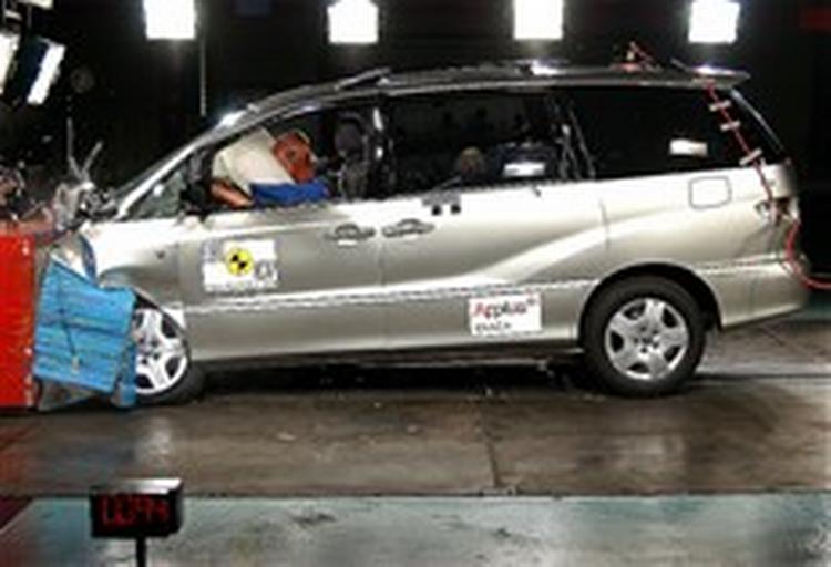 Toyota Previa har en meget stiv forvogn - og den slår hårdt på fodgængerne. Foto:Euro NCAP 