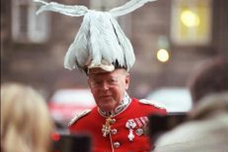 Her er Kristian Mogensen på vej til nytårskur på Christiansborg i 1998. - Foto: Lars Hansen 