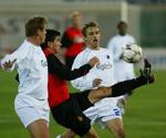 FCKs Morten Bisgaard og Ole Tobiasen i kamp med Mallorcas Jovan Stankovic. - Foto: AP 