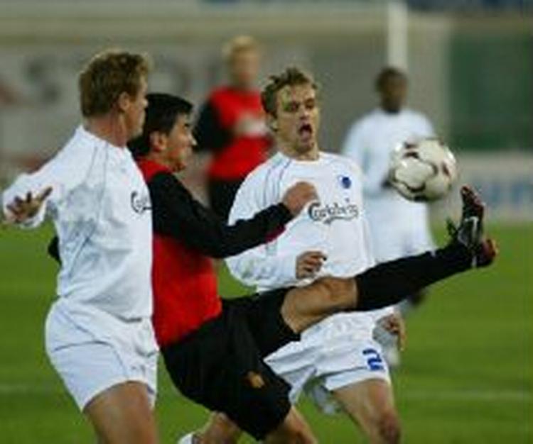 FCKs Morten Bisgaard og Ole Tobiasen i kamp med Mallorcas Jovan Stankovic. - Foto: AP 
